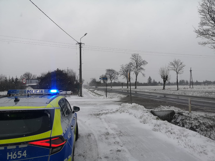 Śnieg, wiatr - na drogach trudne warunki. Policja apeluje o ostrożność
